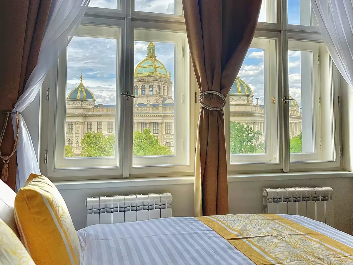 Elegant Museum View Apartment, Praha 1